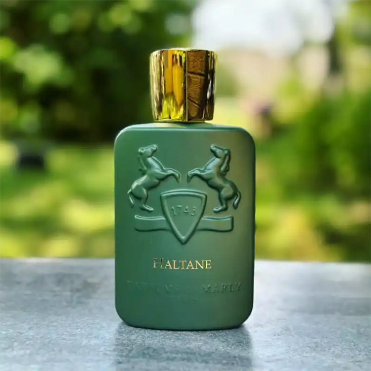 مارلی هالتان؛ تلاقی جسارت عود و شیرینی پرالین. عطری گرم، تلخ و اشرافی برای مردانی که میخواهند در هر جمعی، امضای بویایی خاص خود را داشته باشند. انتخابی بینقص برای شبهای سرد سال."